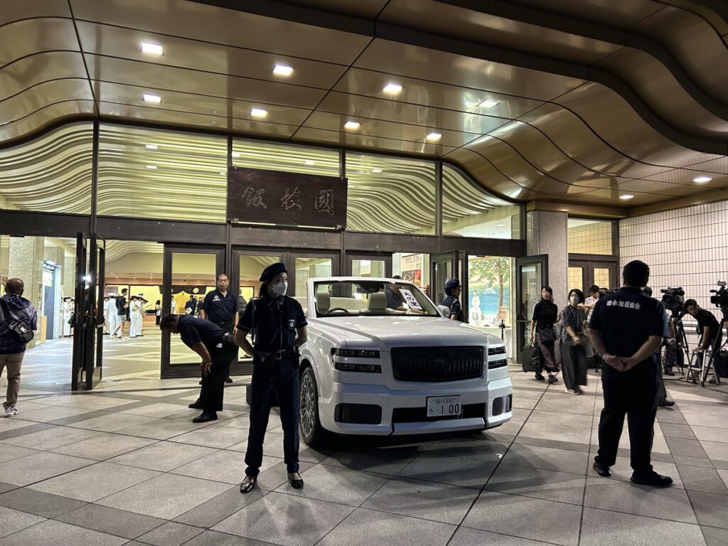 両国国技館前に停車する優勝パレードのセンチュリー