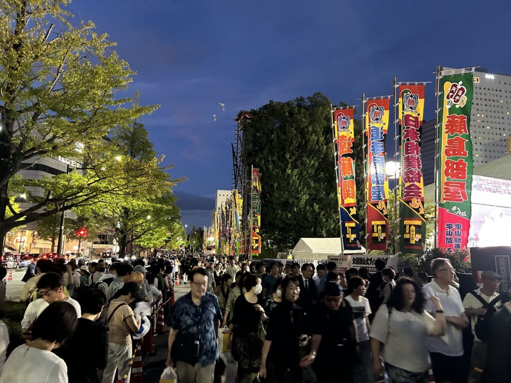 優勝パレードを待つ両国国技館周辺の人々