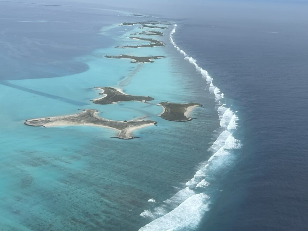 南マーレ環礁をマーレ行きの機内から拝むなら、窓側A席！