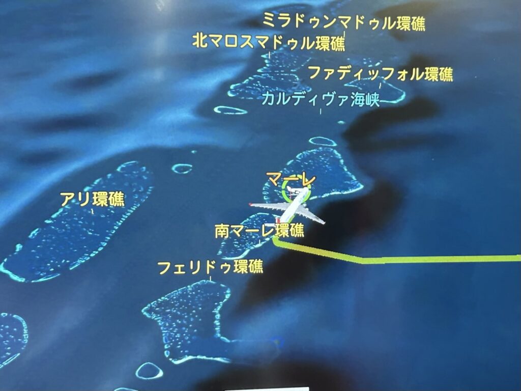 南マーレ環礁をマーレ行きの機内から拝むなら、窓側A席