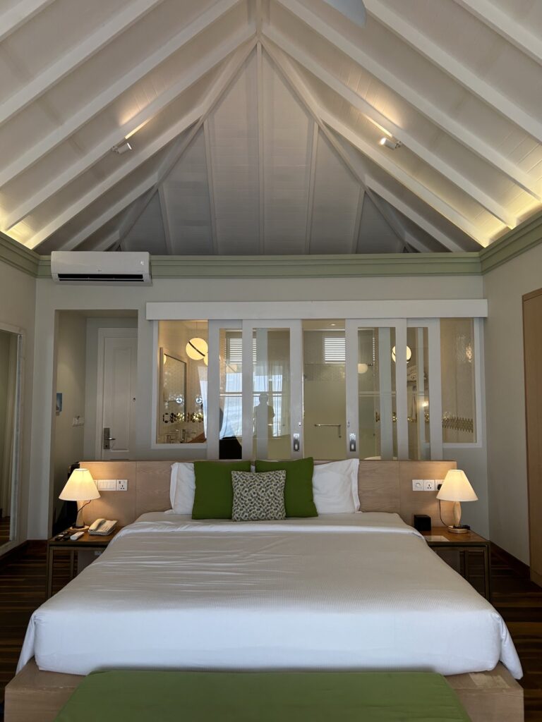 「Sun Siyam Olhuveli」のプール付グランド水上ヴィラの客室