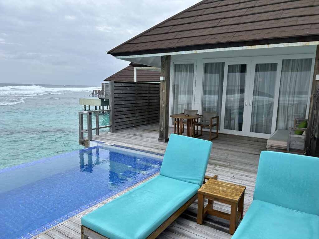 「Sun Siyam Olhuveli」のプール付グランド水上ヴィラのバルコニー