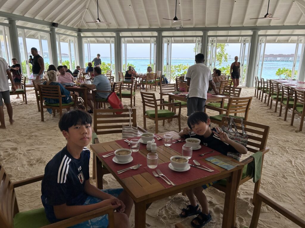 「Sun Siyam Olhuveli」のビッフェレストラン「Malaafaiy Restaurant」でいただくランチ