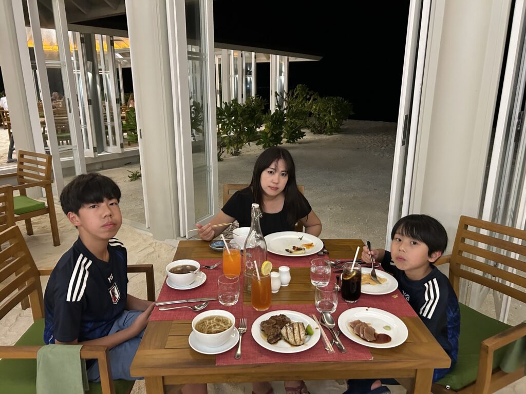 「Sun Siyam Olhuveli」のビッフェレストラン「Malaafaiy Restaurant」でいただくディナー