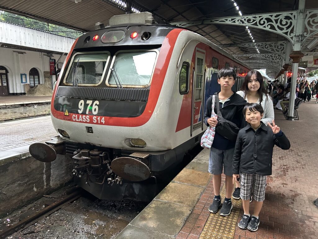 紅茶畑を走り抜ける、紅茶鉄道「Dunhinda Odyssey(ドゥンヒンダ・オデッセイ)」