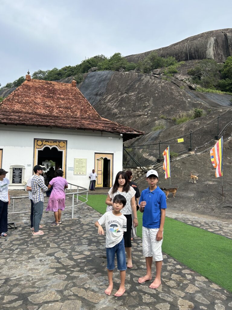 裸足で参拝する「ダンブッラ石窟寺院」