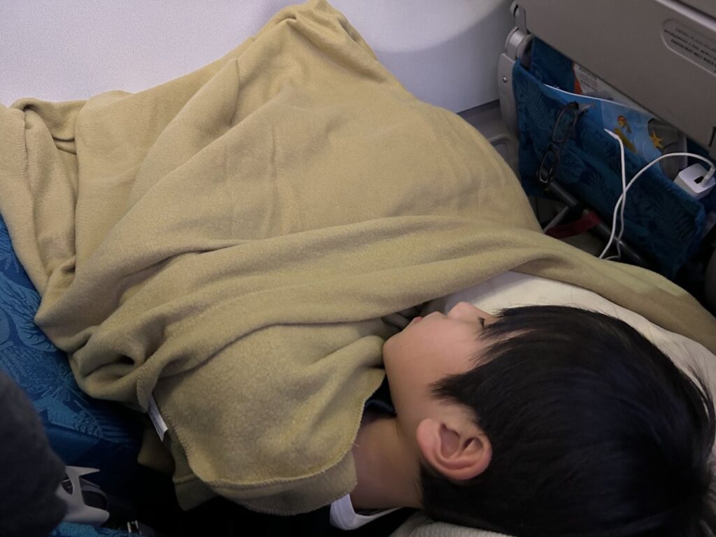 シンガポールからコロンボへ向かうエコノミークラスの座席