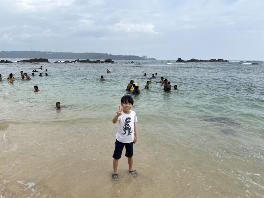 ゴール周辺の海で海水浴を楽しむ人々