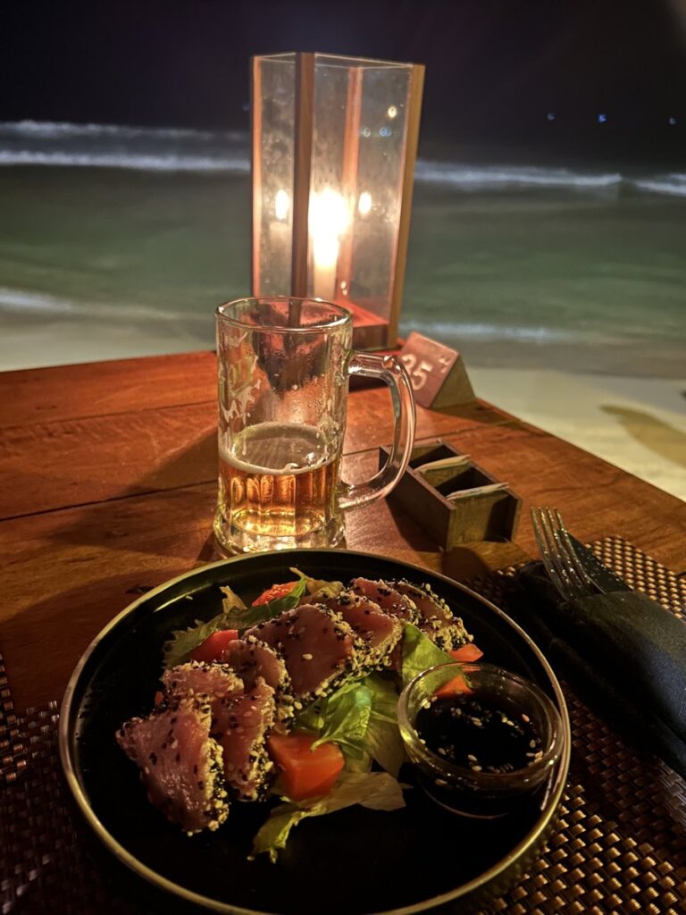 Central Beach MirissaのTuna TartarとLion Lager
