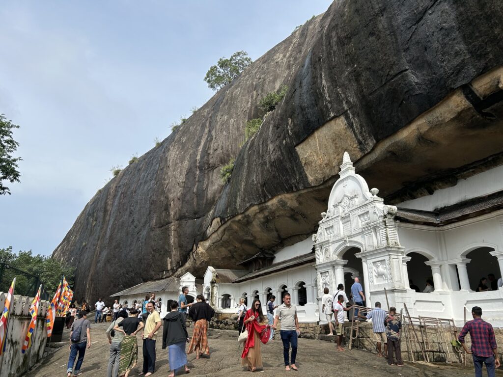 世界遺産「ダンブッラ石窟寺院（Dambulla Cave Temple）」を観光