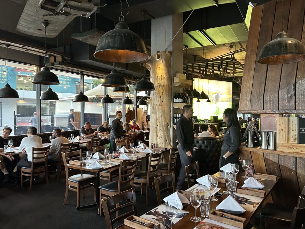 Glen Waverleyのステーキ屋「Steak Ministry Bar & Grill」の店内