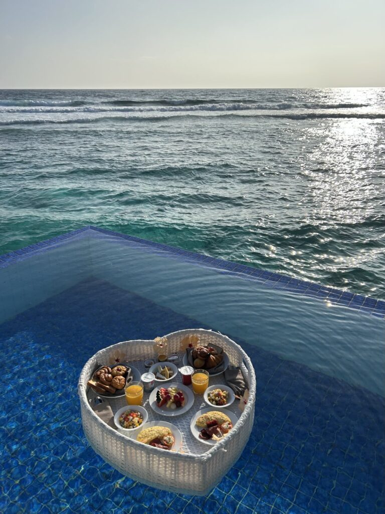 写真映え抜群！モルディブでいただく「フローティング・ブレックファースト」