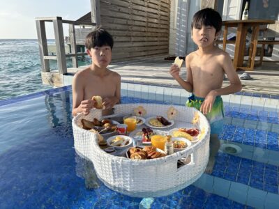 写真映え抜群！モルディブで楽しむ「フローティング・ブレックファースト」