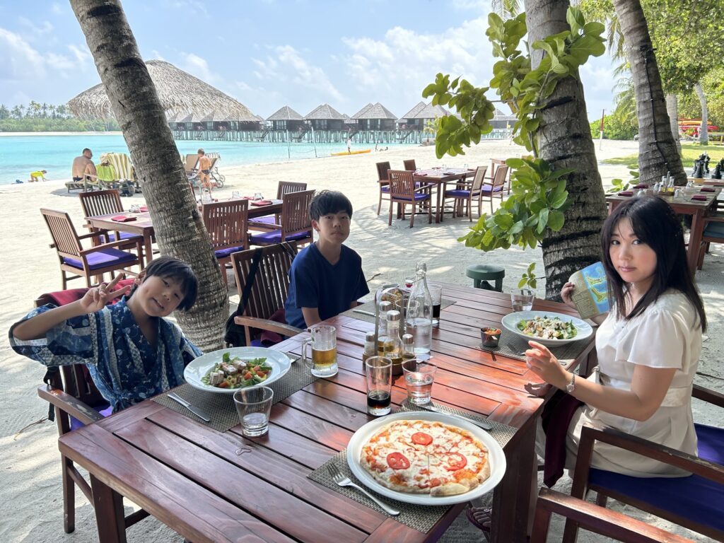 「Sun Siyam Olhuveli」のビーチフロントにある「Island Pizza」でランチ