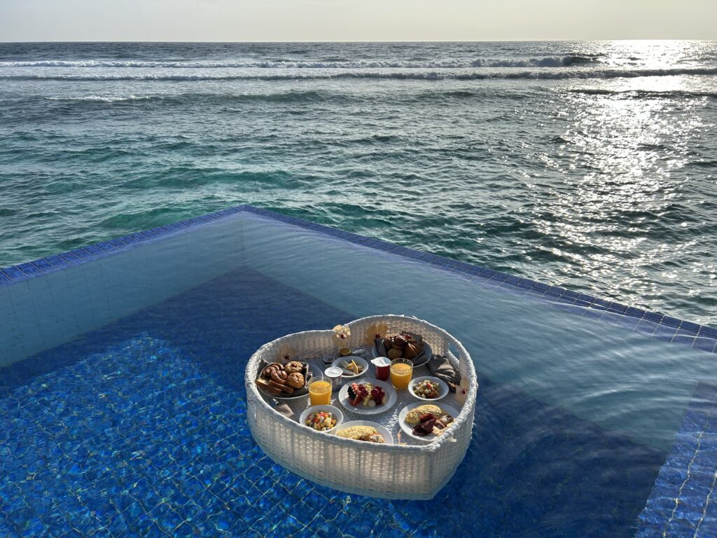 モルディブで「フローティング・ブレックファースト」