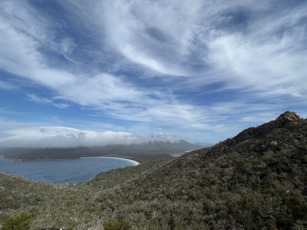 タスマニア島1泊2日レンタカーの旅:「フレシネ国立公園(Freycinet National Park)」の「ワイングラスベイ展望台」