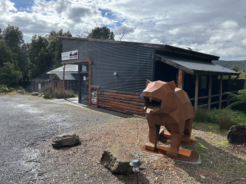 タスマニア島1泊2日レンタカーの旅：タスマニアデビルの飼育施設「Devils@Cradle」