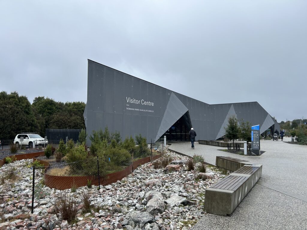 タスマニア島1泊2日レンタカーの旅：「クレイドル・マウンテン国立公園ビジターセンター
