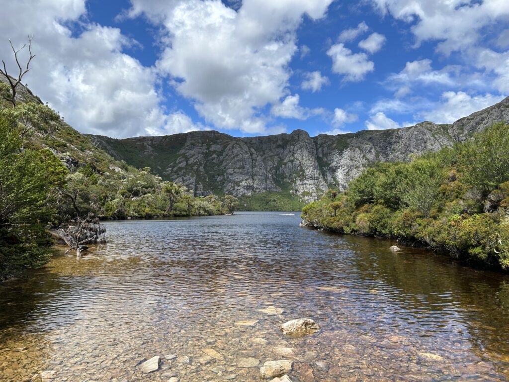 タスマニア島1泊2日レンタカーの旅：「クレイドル・マウンテン国立公園」～「Crater Lake」