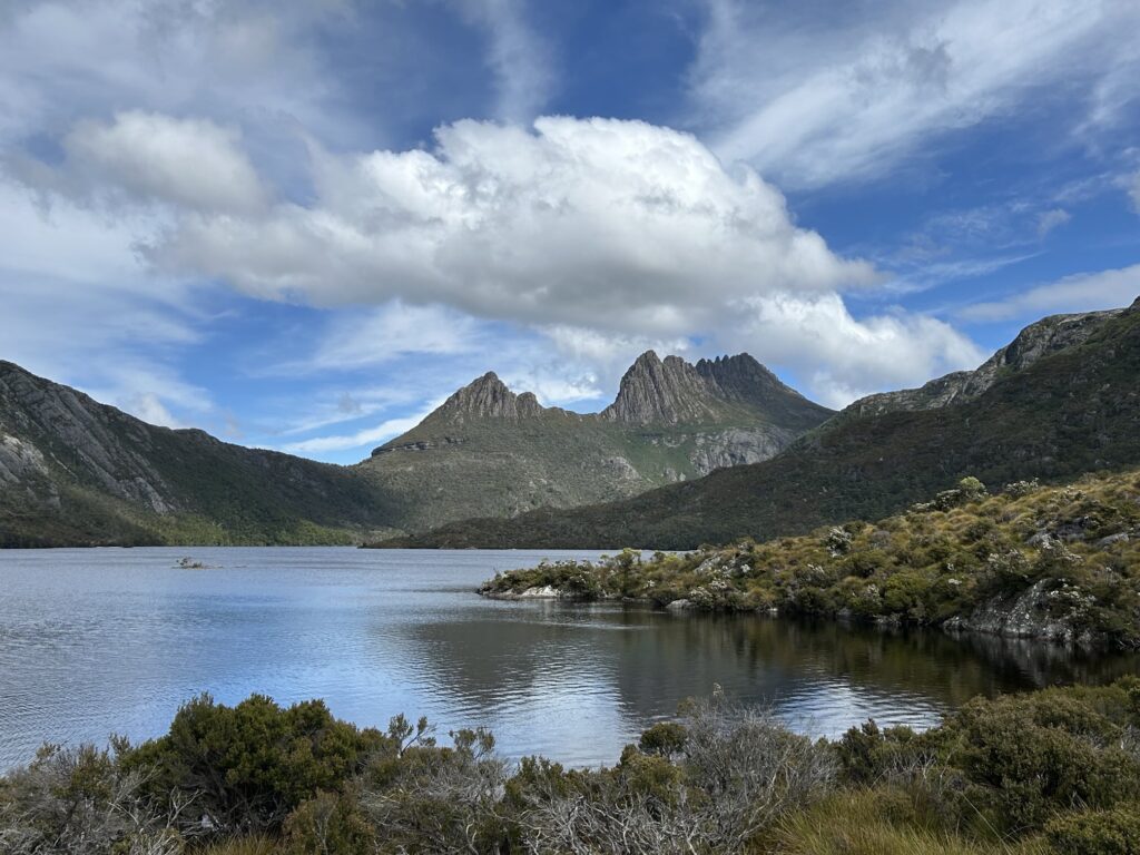 タスマニア島1泊2日レンタカーの旅：「クレイドル・マウンテン国立公園」でハイキング～「Dove Lake」のトレイルヘッド着
