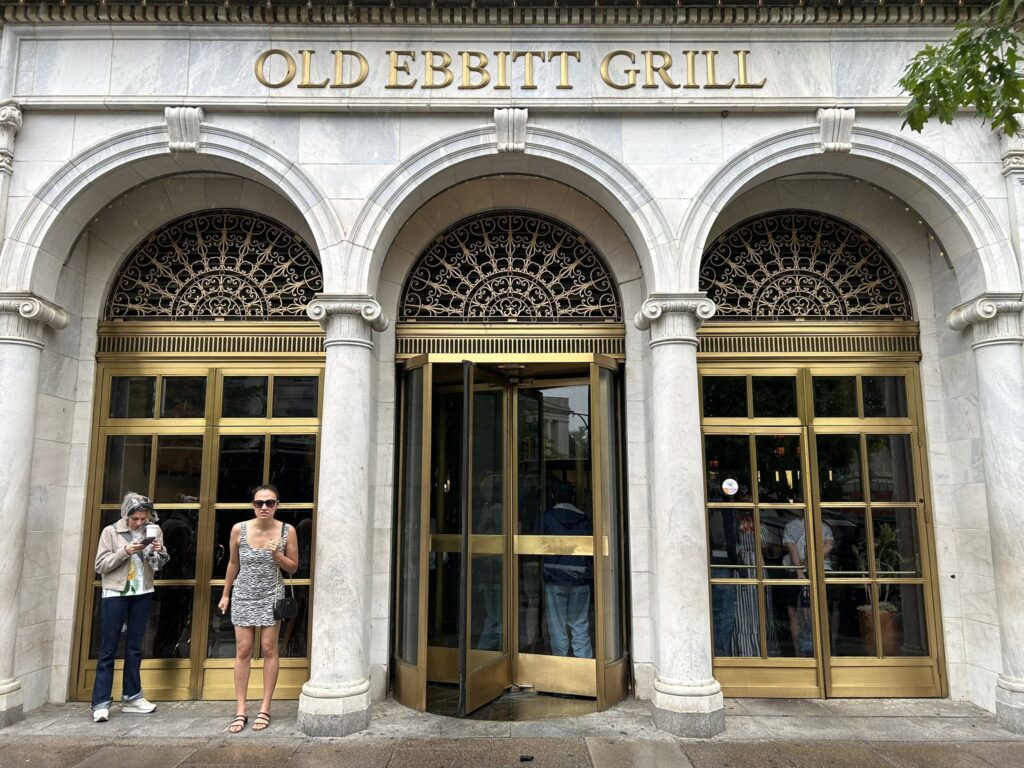 ワシントンDC 1日観光モデルコース:ワシントンDC最古のレストラン「OLD EBBITT GRILL」