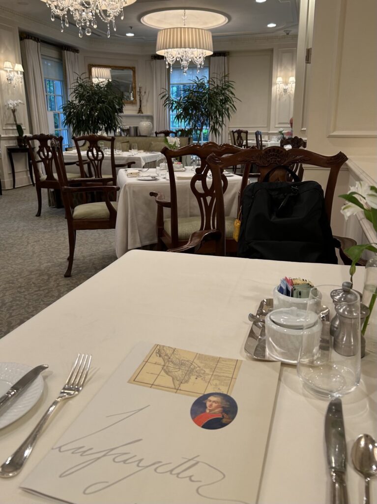 The Lafayetteのダイニングとテーブル