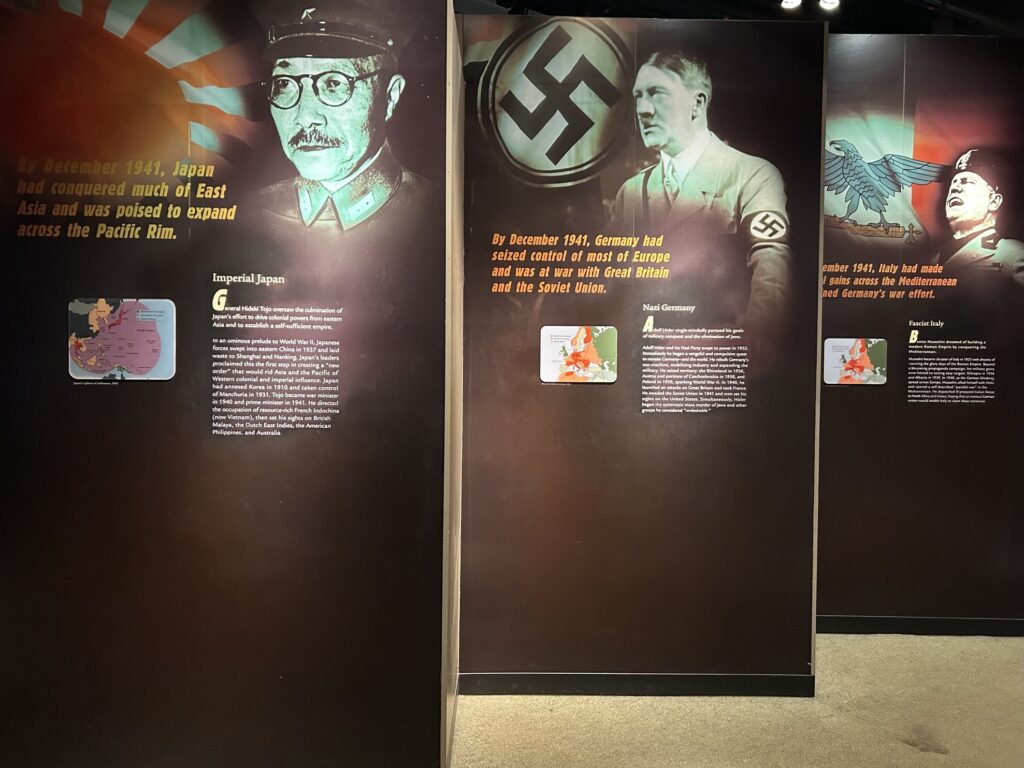 「PRICE OF FREEDOM」の東條英機・ヒトラー・ムッソリーニに関する展示