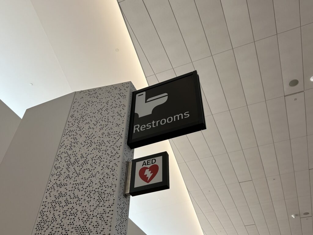 サンフランシスコ国際空港のトイレのサイン