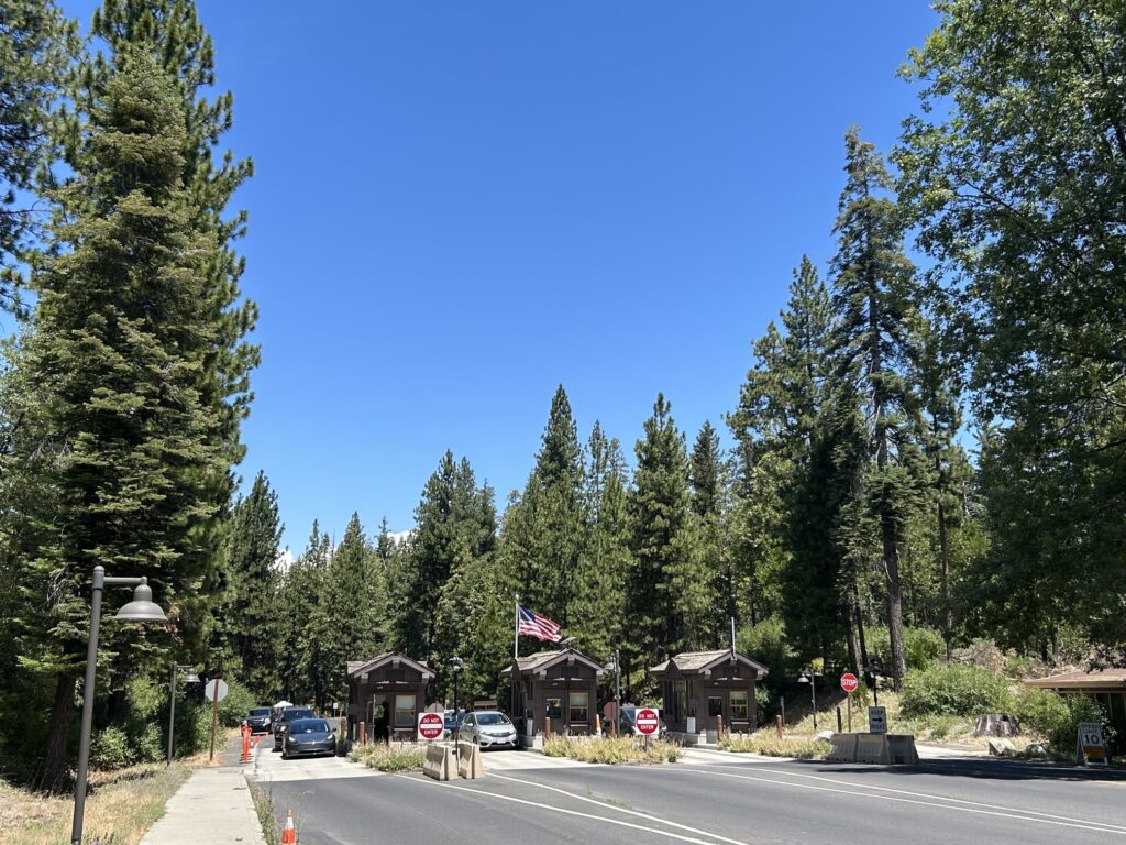 ヨセミテ国立公園観光：公園西側の入場口「Big Oak Flat Entrance」