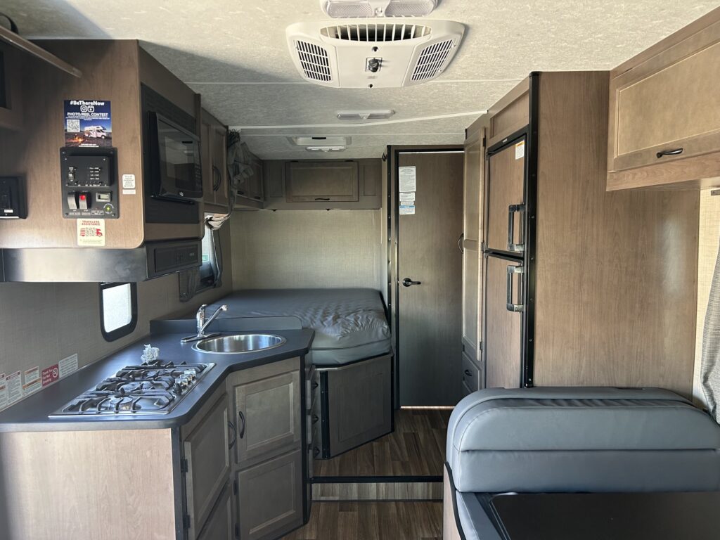 Cruise America:キャンピングカー内部の設備をご紹介
