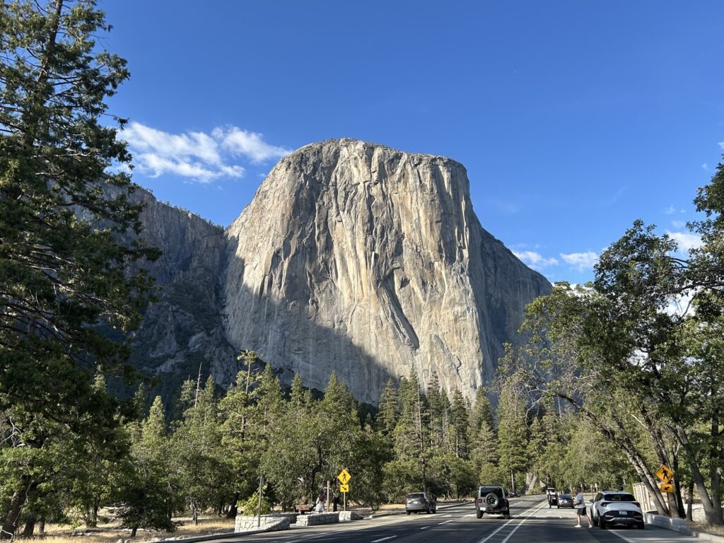 ヨセミテ国立公園観光：世界最大の一枚岩の花崗岩「エルキャピタン」