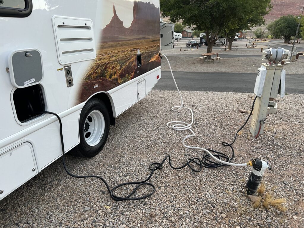 アメリカでキャンピングカー旅:「RVパーク」での接続方法(電源・水道・排水)