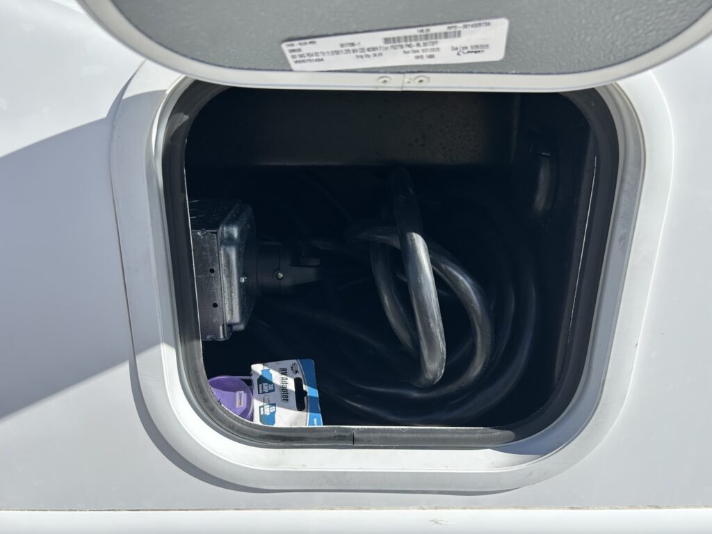 アメリカでキャンピングカー旅:「RVパーク」での接続方法(電源・水道・排水)