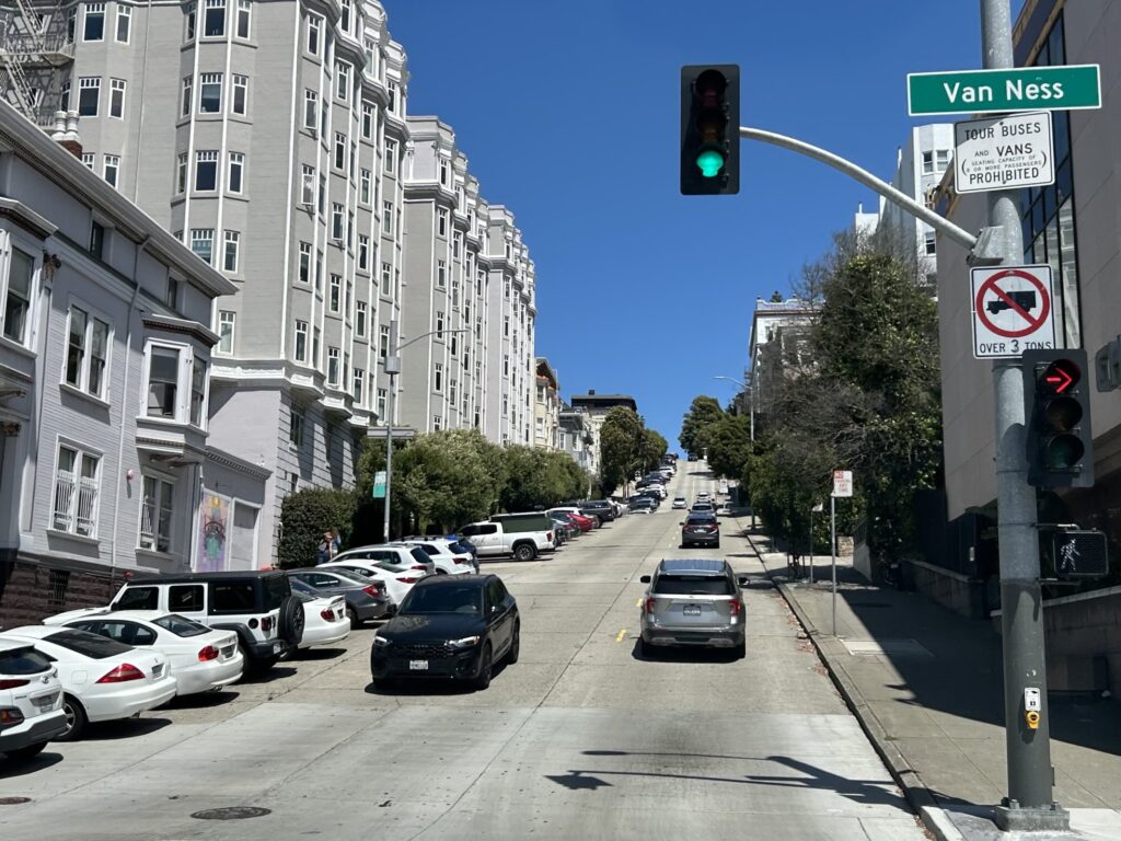 サンフランシスコ観光:世界で最も曲がりくねった坂道、「ロンバートストリート」!!