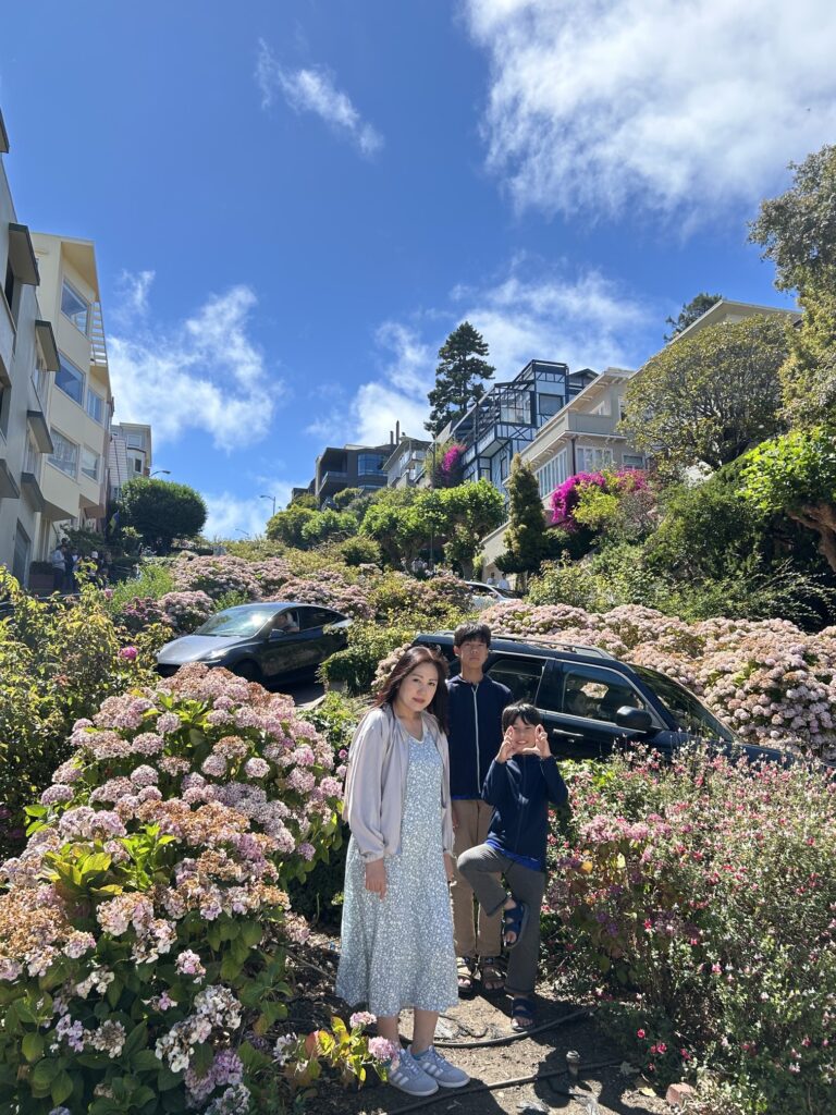 サンフランシスコ観光:世界で最も曲がりくねった坂道、「ロンバートストリート」