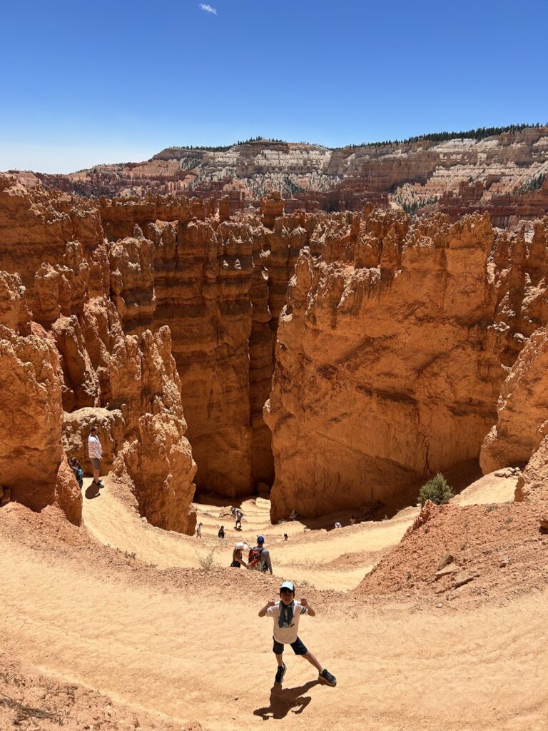 ブライスキャニオン国立公園:谷底から急斜面を登りきる!「ナバホループトレイル」