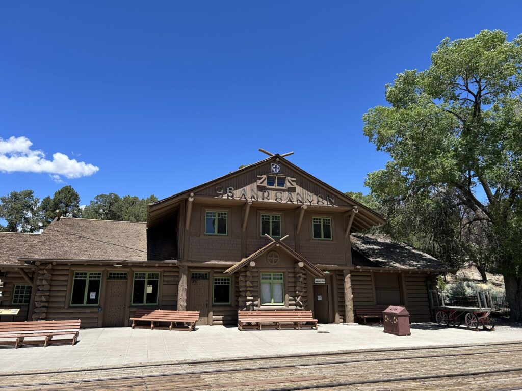 アリゾナ州ウィリアムズ発着のグランドキャニオン終日ツアー用鉄道「Williams Flyer」