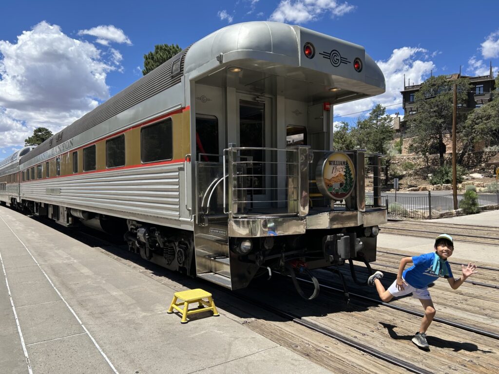 アリゾナ州ウィリアムズ発着のグランドキャニオン終日ツアー用鉄道「Williams Flyer」