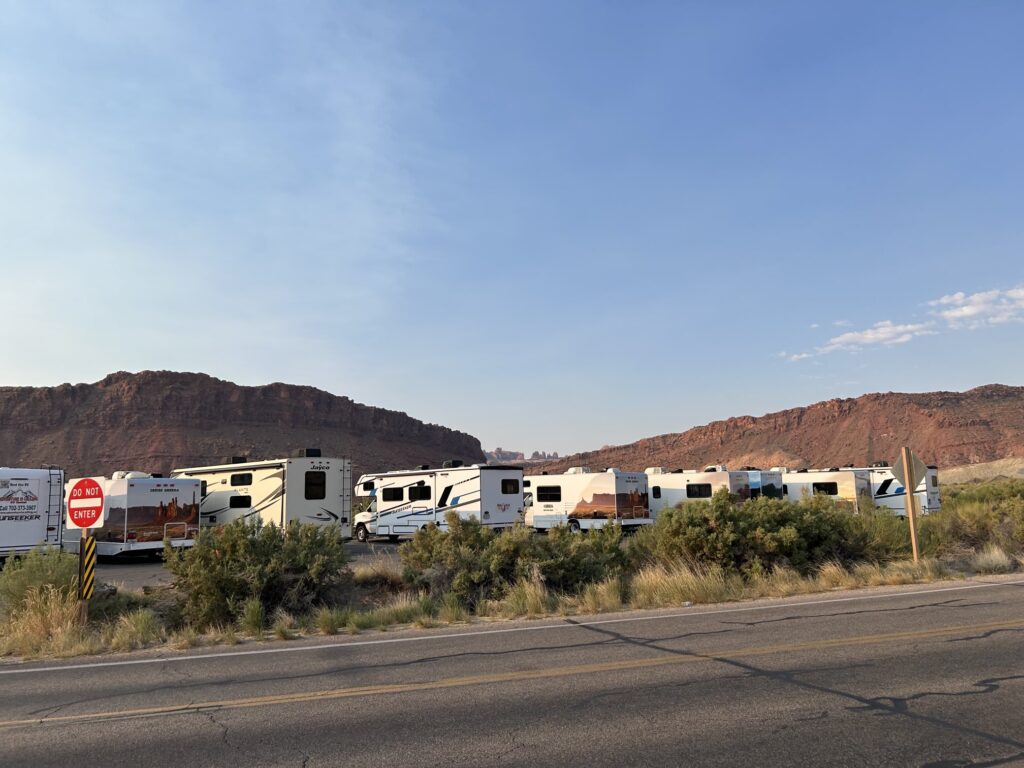 アーチーズ国立公園:朝8時のデリケート・アーチ・トレイルベットの駐車場の様子