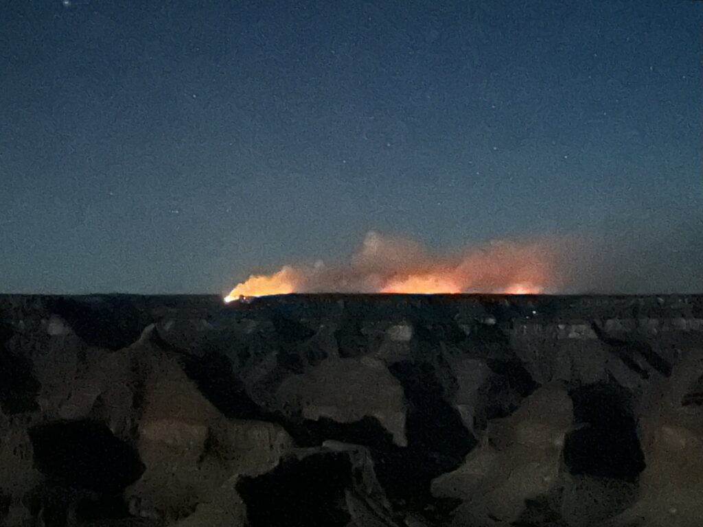 グランドキャニオンの星空と燃えるドラゴン・ブラーボ