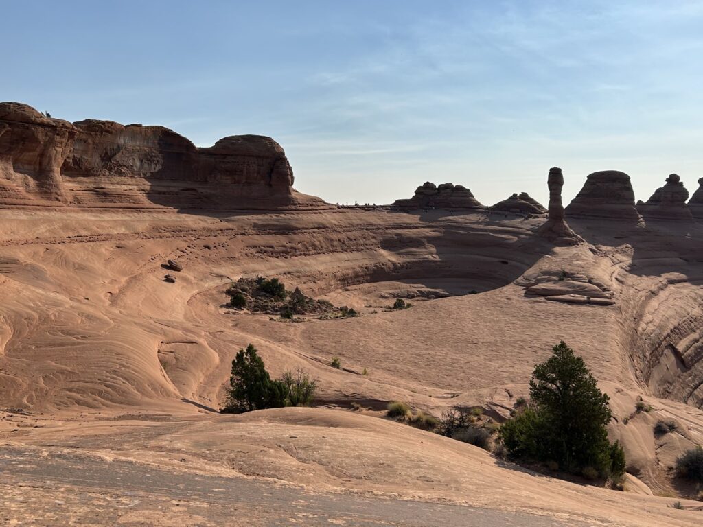 アーチーズ国立公園:すり鉢の縁にそびえる「デリケート・アーチ」