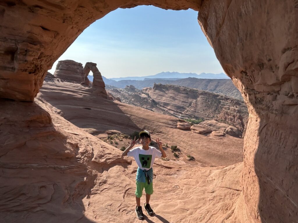 アーチーズ国立公園:すり鉢の縁にそびえる「デリケート・アーチ」