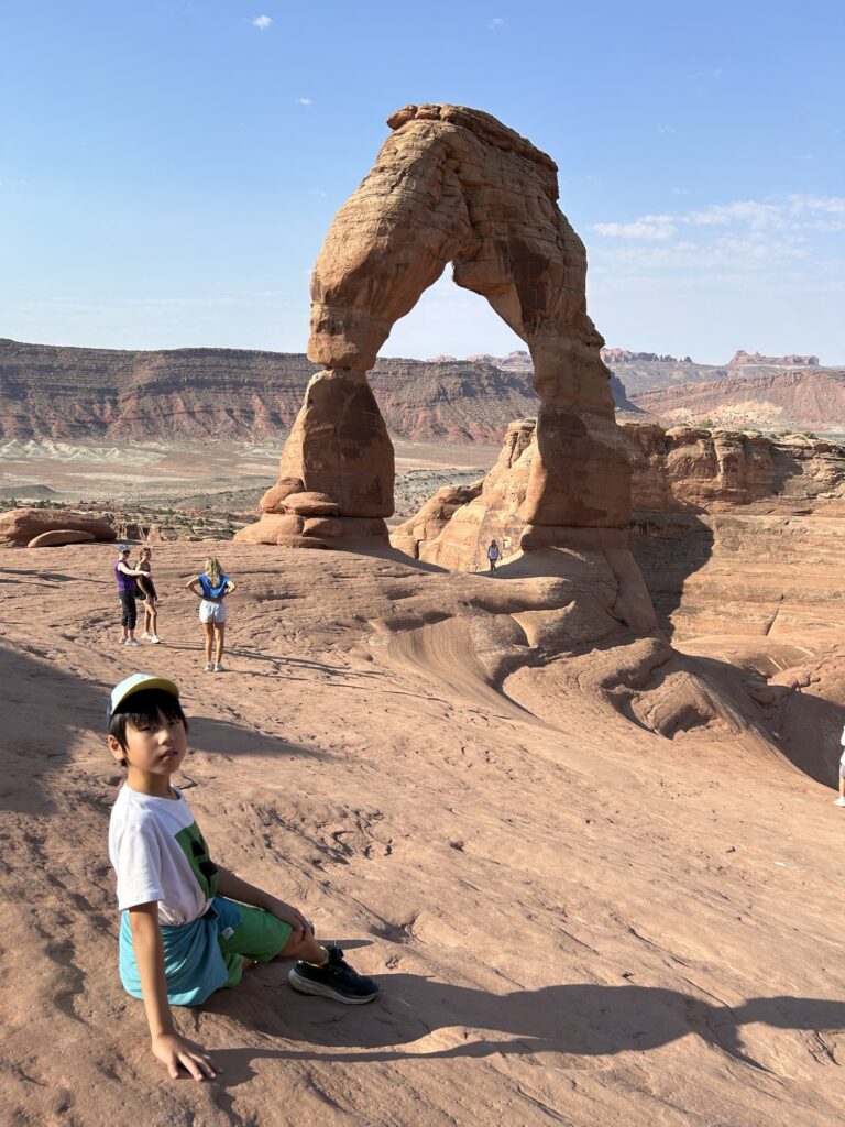 アーチーズ国立公園:すり鉢の縁にそびえる「デリケート・アーチ」