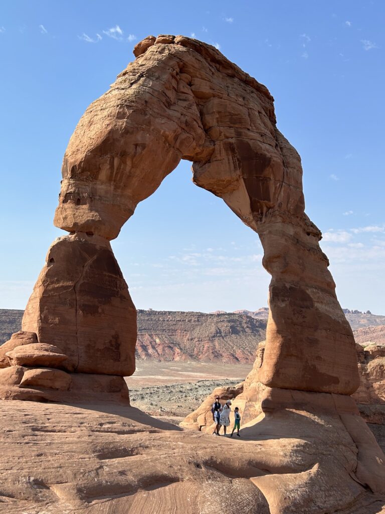 アーチーズ国立公園:すり鉢の縁にそびえる「デリケート・アーチ」