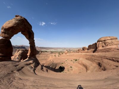 アーチーズ国立公園：すり鉢の縁にそびえる「デリケート・アーチ」