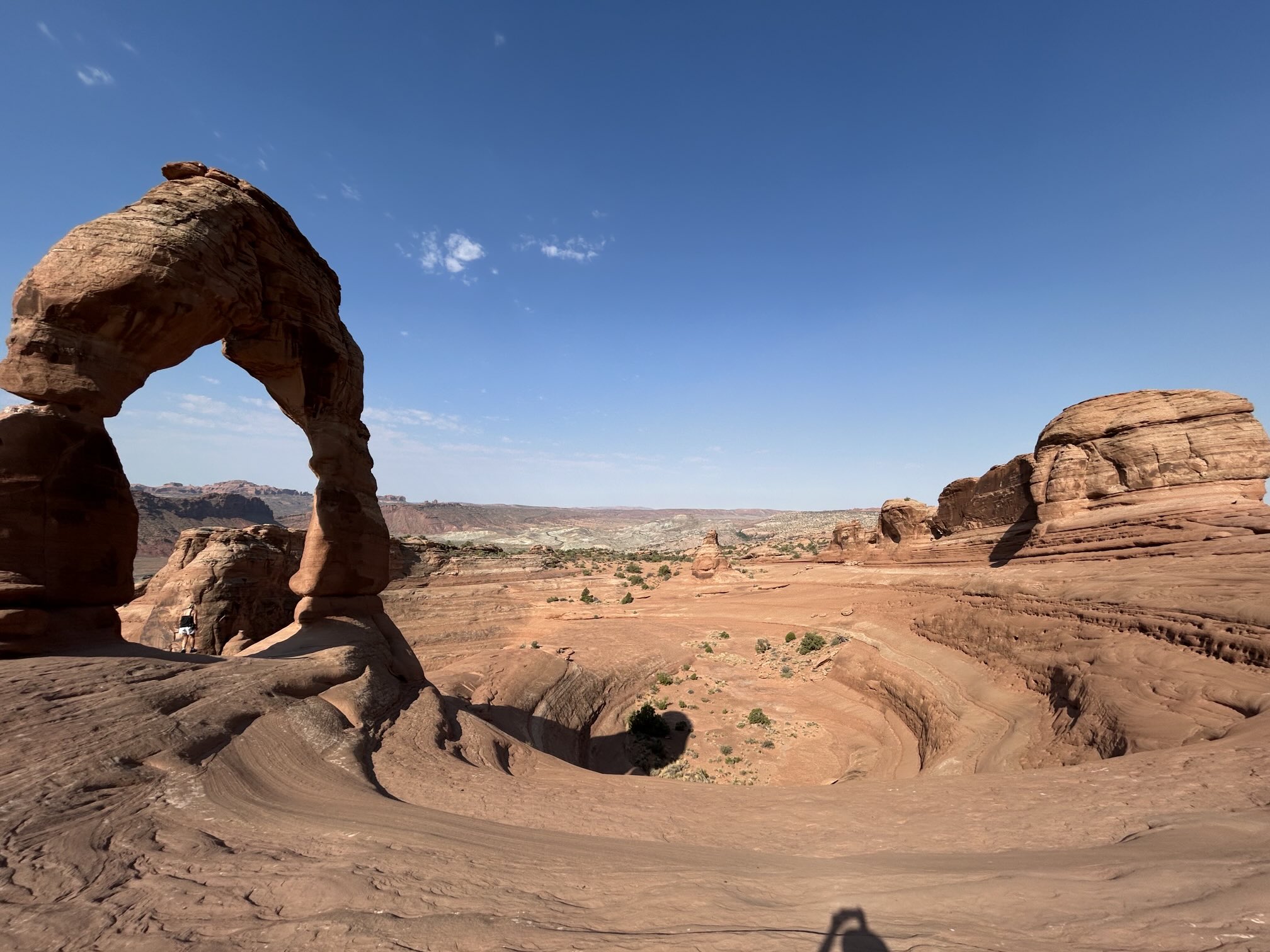 アーチーズ国立公園：すり鉢の縁にそびえる「デリケート・アーチ」