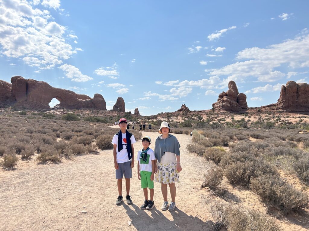 アーチーズ国立公園:アーチ集まる「ザ・ウィンドウズ」