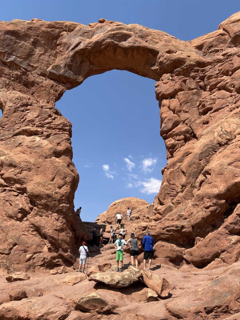 アーチーズ国立公園:アーチ集まる「ザ・ウィンドウズ(タレット・アーチ)」