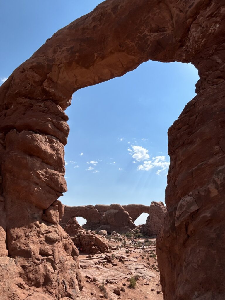 アーチーズ国立公園:アーチ集まる「ザ・ウィンドウズ(タレット・アーチ)」