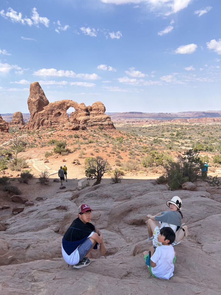 アーチーズ国立公園:アーチ集まる「ザ・ウィンドウズ(ノース・ウィンドウ・アーチ)」